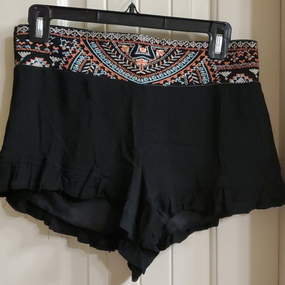 Derek Heart ruffled shorts
